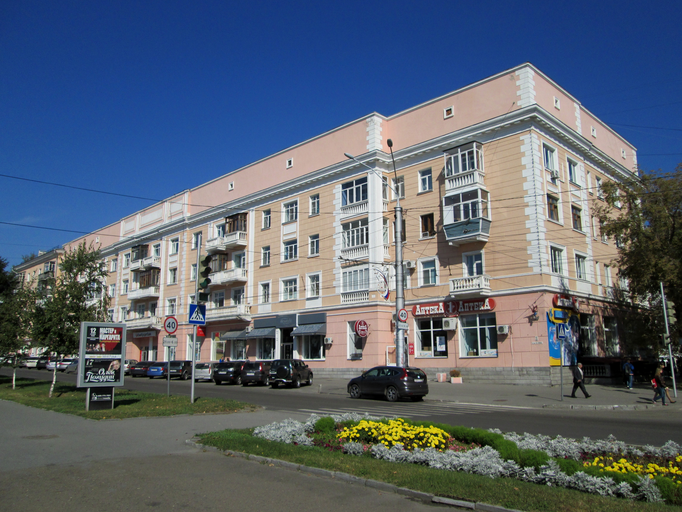 проспект Ленина 28, Жилой дом со встроенными торговыми помещениями)